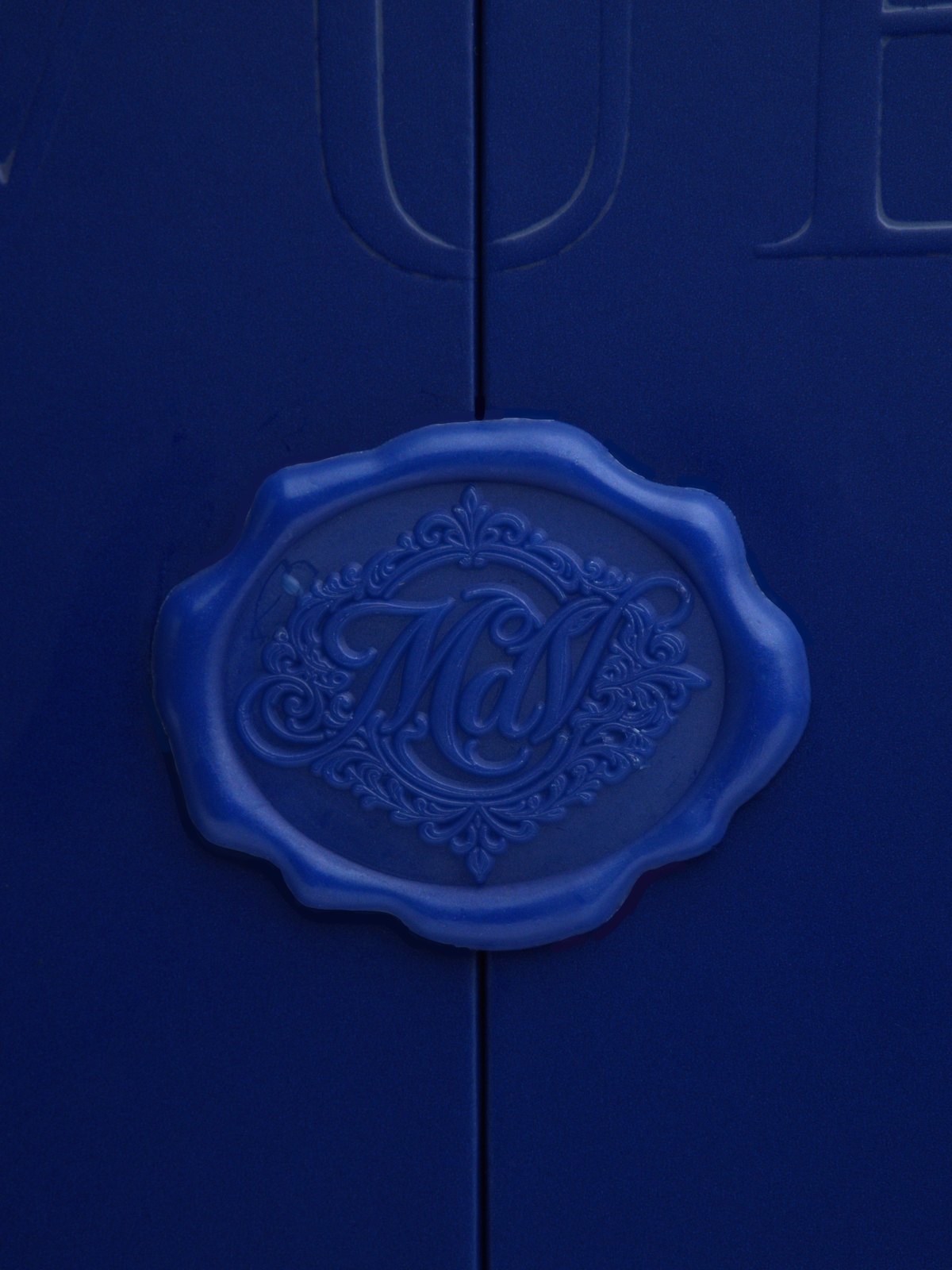 The cobalt wax seal bearing the MdV monogram, closing the coffret