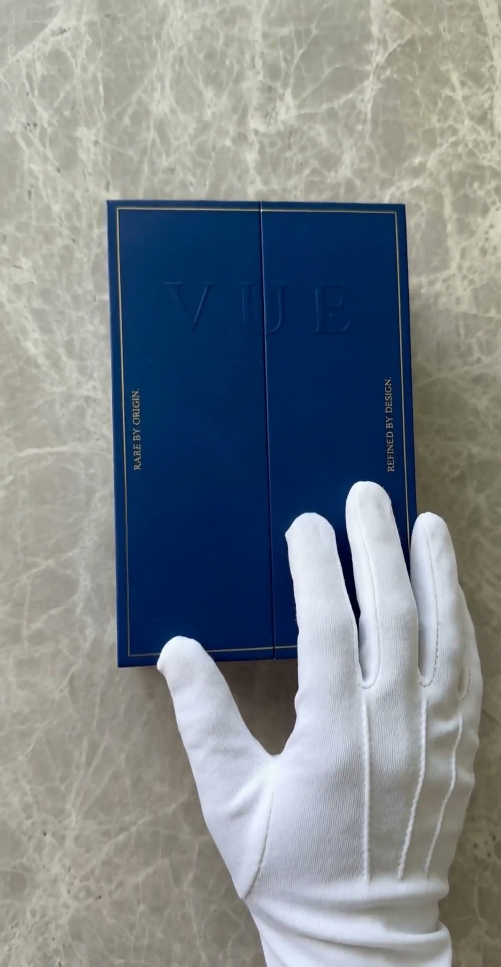 Opening the box on the MAISON D'VUE Hair Elixir